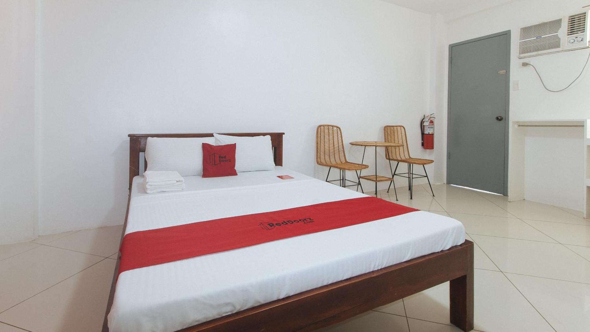 Reddoorz At Fat J Apartelle Mactan Cebú Exterior foto
