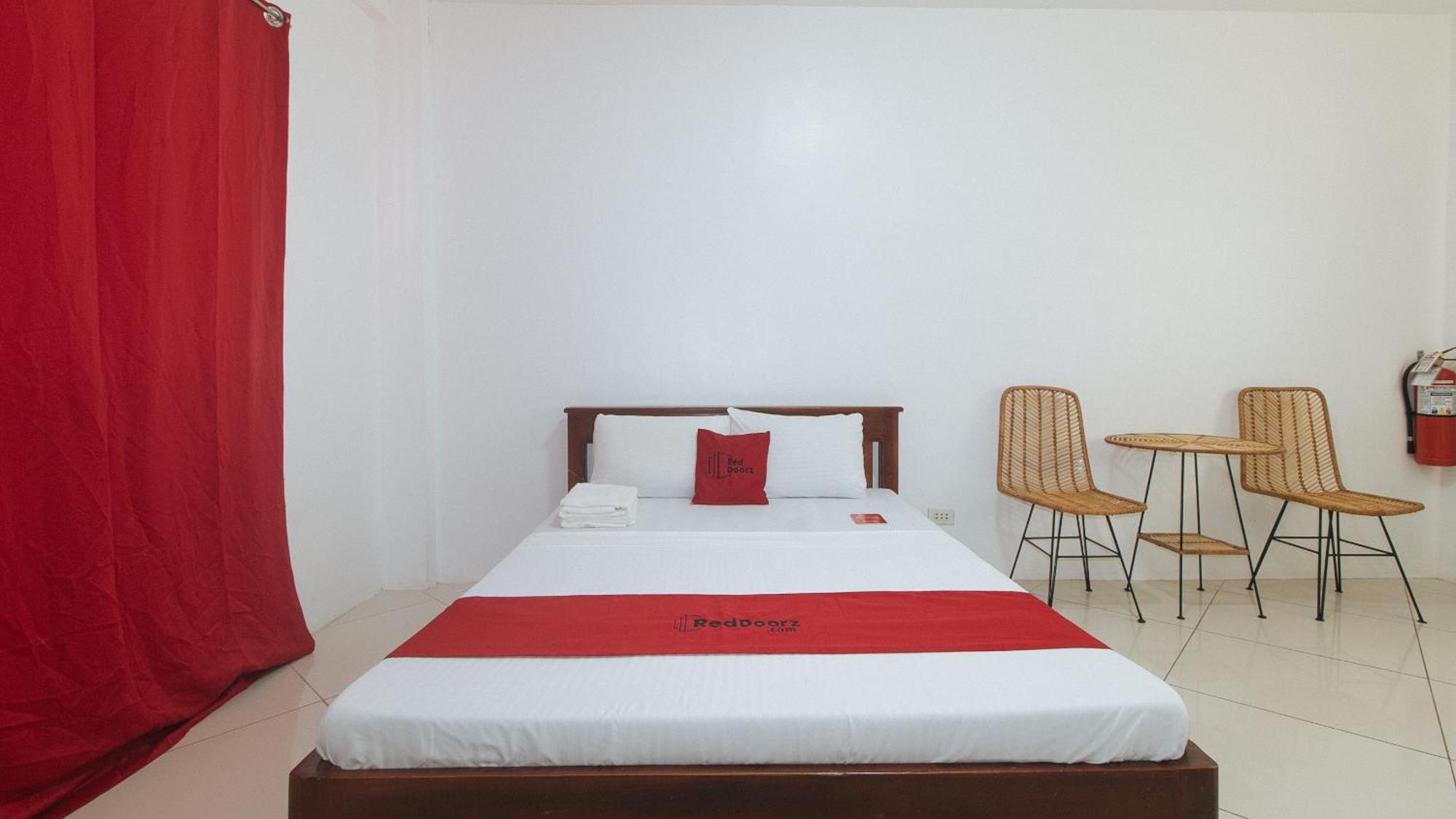 Reddoorz At Fat J Apartelle Mactan Cebú Exterior foto