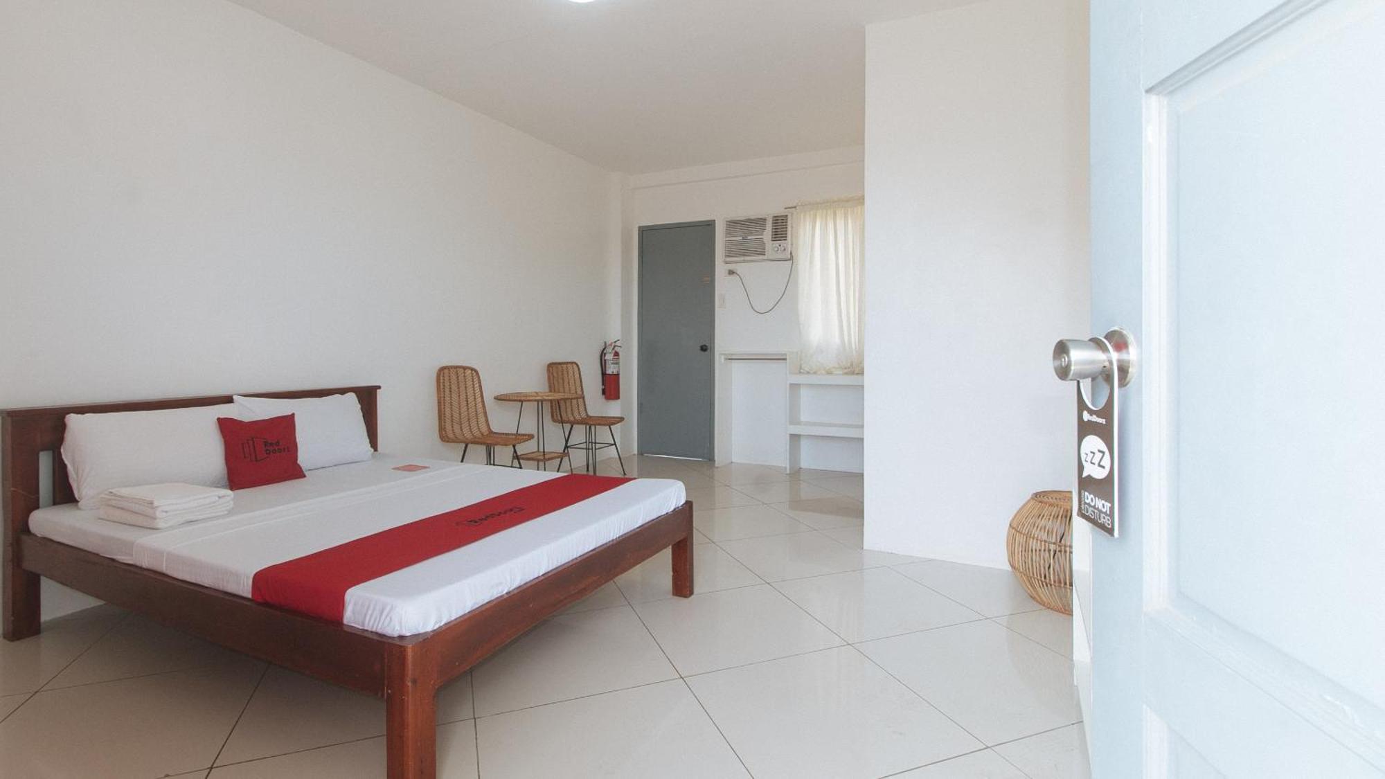 Reddoorz At Fat J Apartelle Mactan Cebú Exterior foto